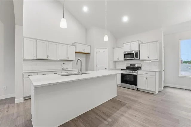 $419,900 | 409 Southwest Hawthorne Lane, Blue Springs, MO 64064