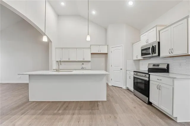 $419,900 | 409 Southwest Hawthorne Lane, Blue Springs, MO 64064