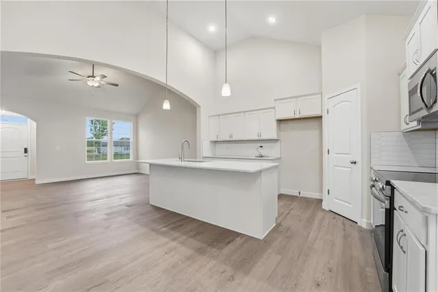 $419,900 | 409 Southwest Hawthorne Lane, Blue Springs, MO 64064