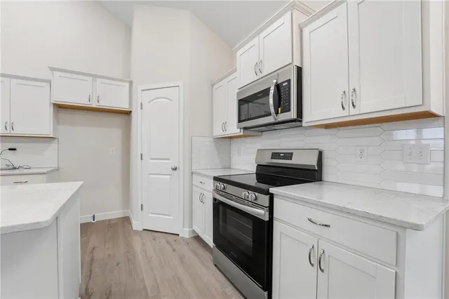 $419,900 | 409 Southwest Hawthorne Lane, Blue Springs, MO 64064