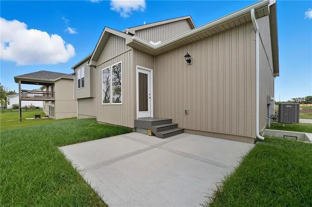 $419,900 | 409 Southwest Hawthorne Lane, Blue Springs, MO 64064