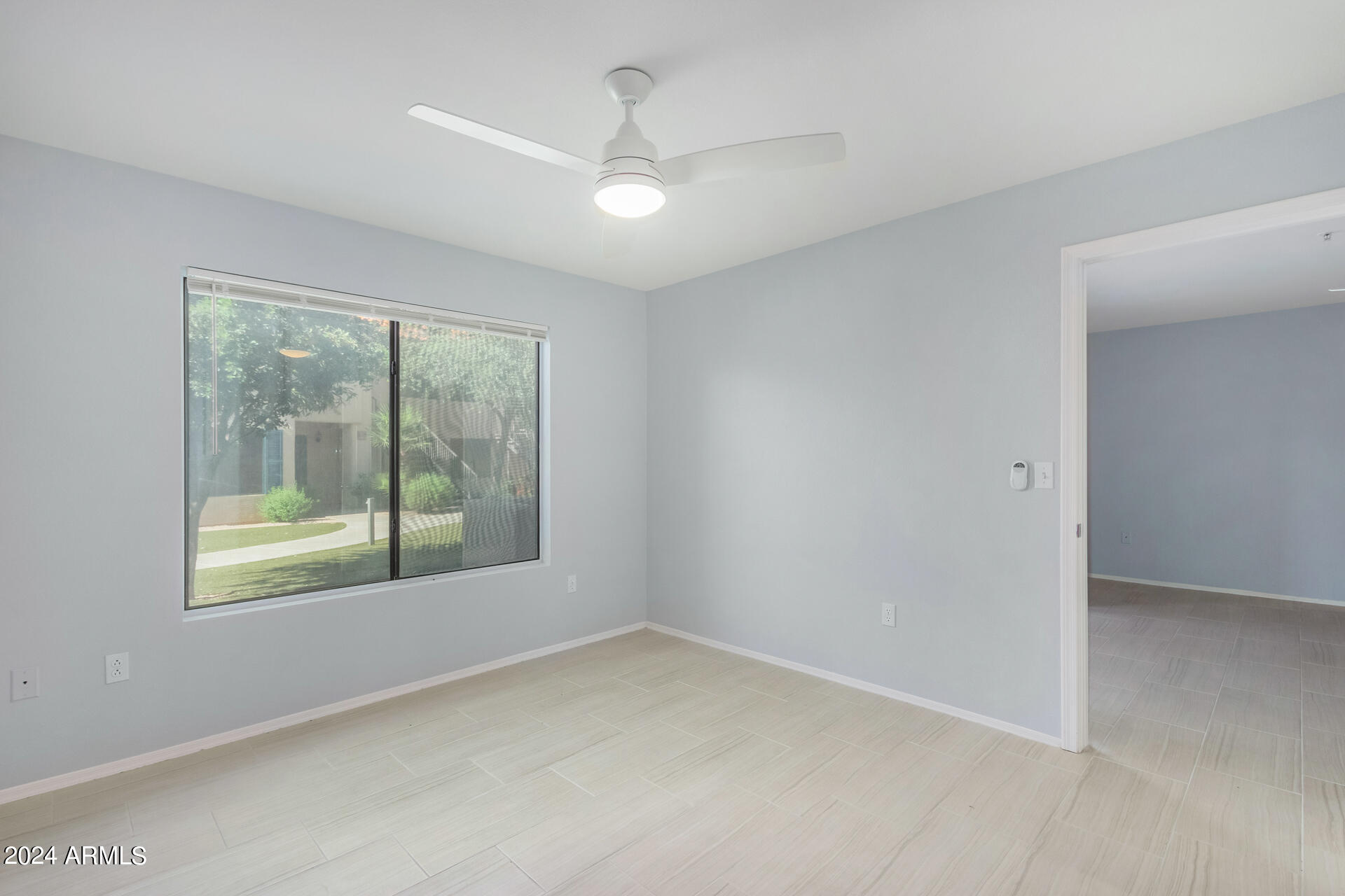 9990 North Scottsdale Road, Unit 1030 Paradise Valley, AZ 85253 - Photo 20 of 40 an empty room with window