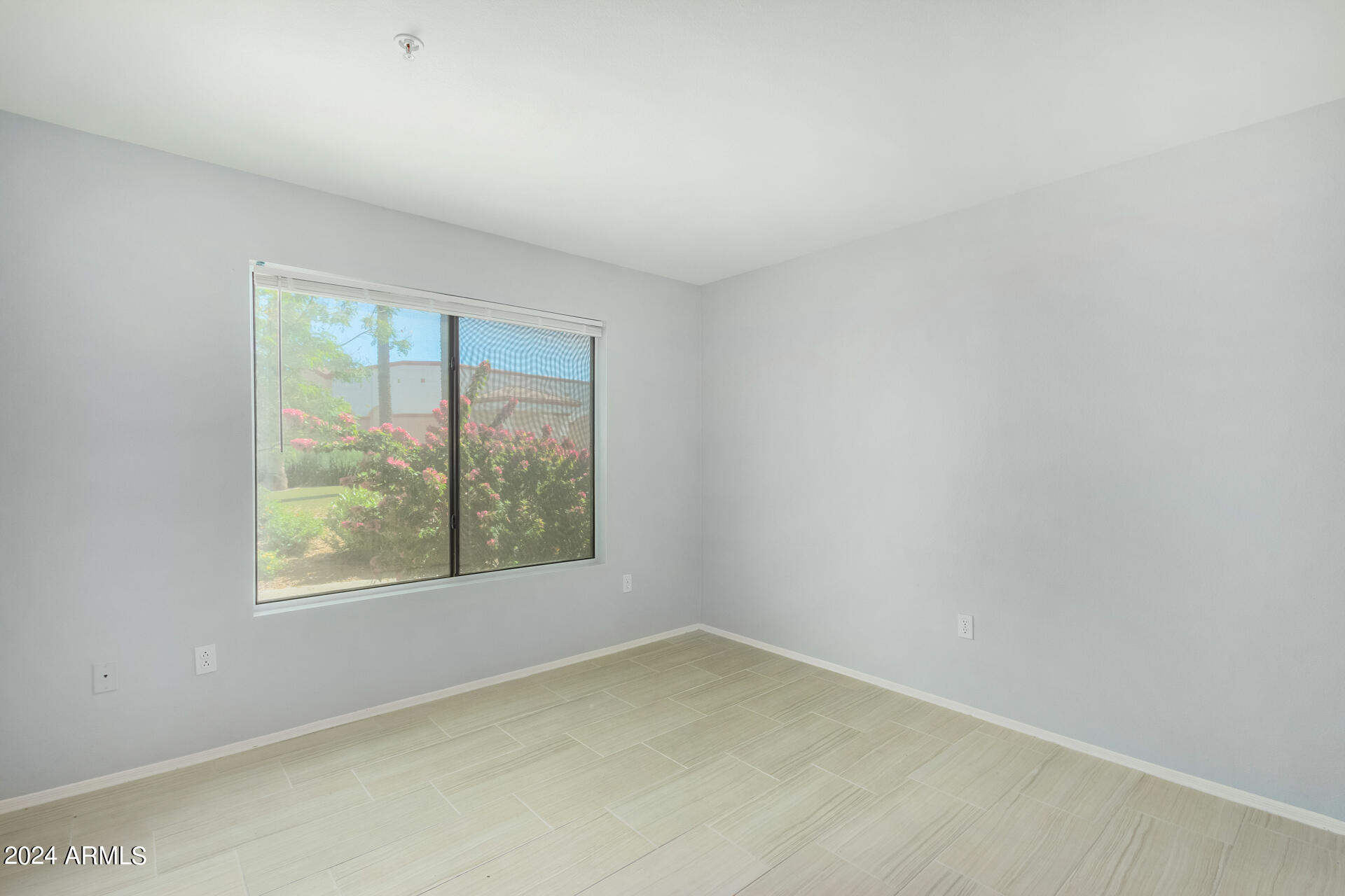 9990 North Scottsdale Road, Unit 1030 Paradise Valley, AZ 85253 - Photo 28 of 40 an empty room with windows