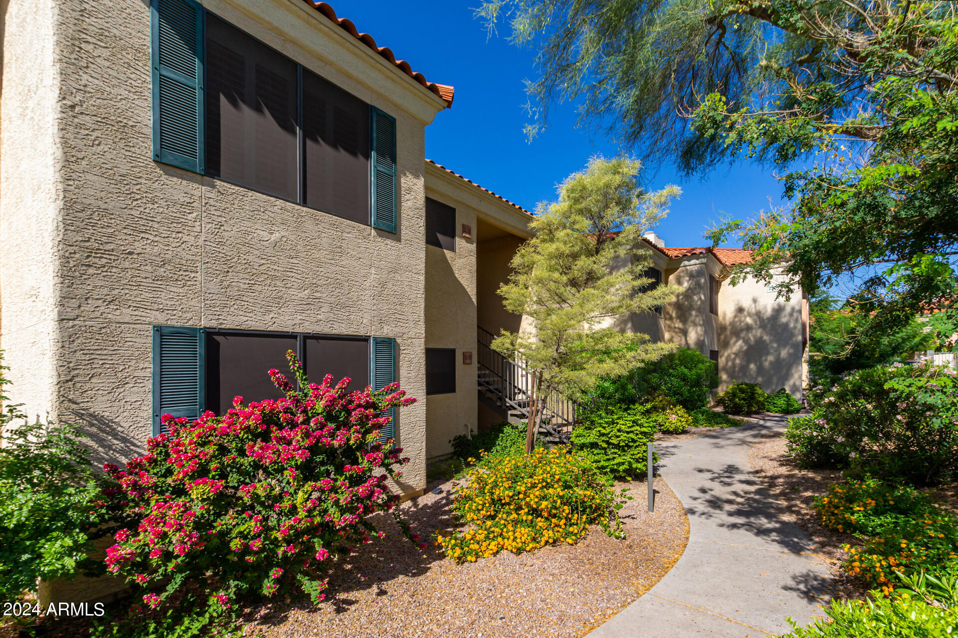 9990 North Scottsdale Road, Unit 1030 Paradise Valley, AZ 85253 - Photo 4 of 40 a front view of a house with a yard