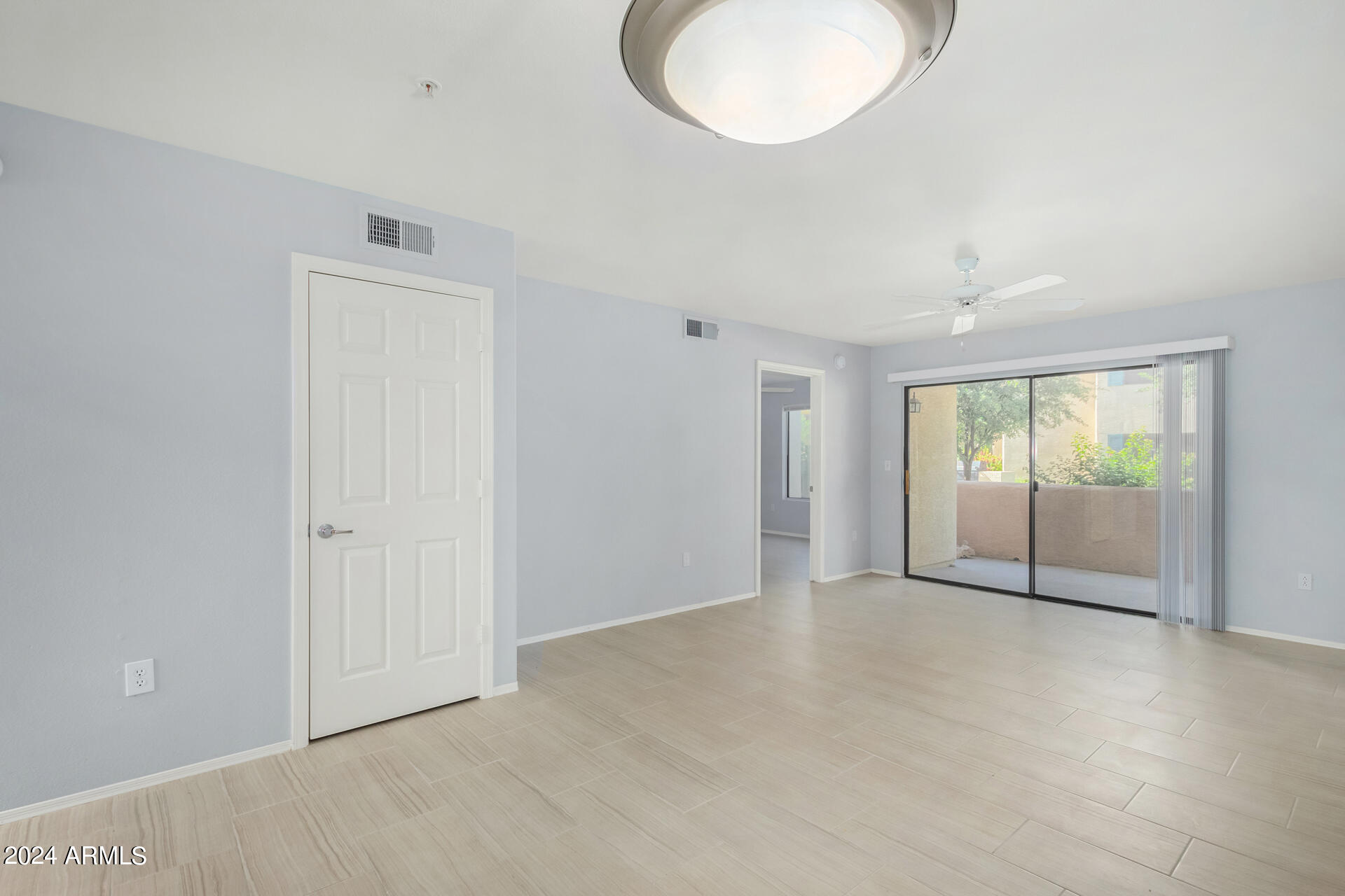 9990 North Scottsdale Road, Unit 1030 Paradise Valley, AZ 85253 - Photo 9 of 40 an empty room with a window and a potted plant