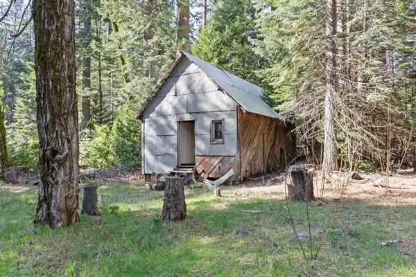 a view of a backyard of the house