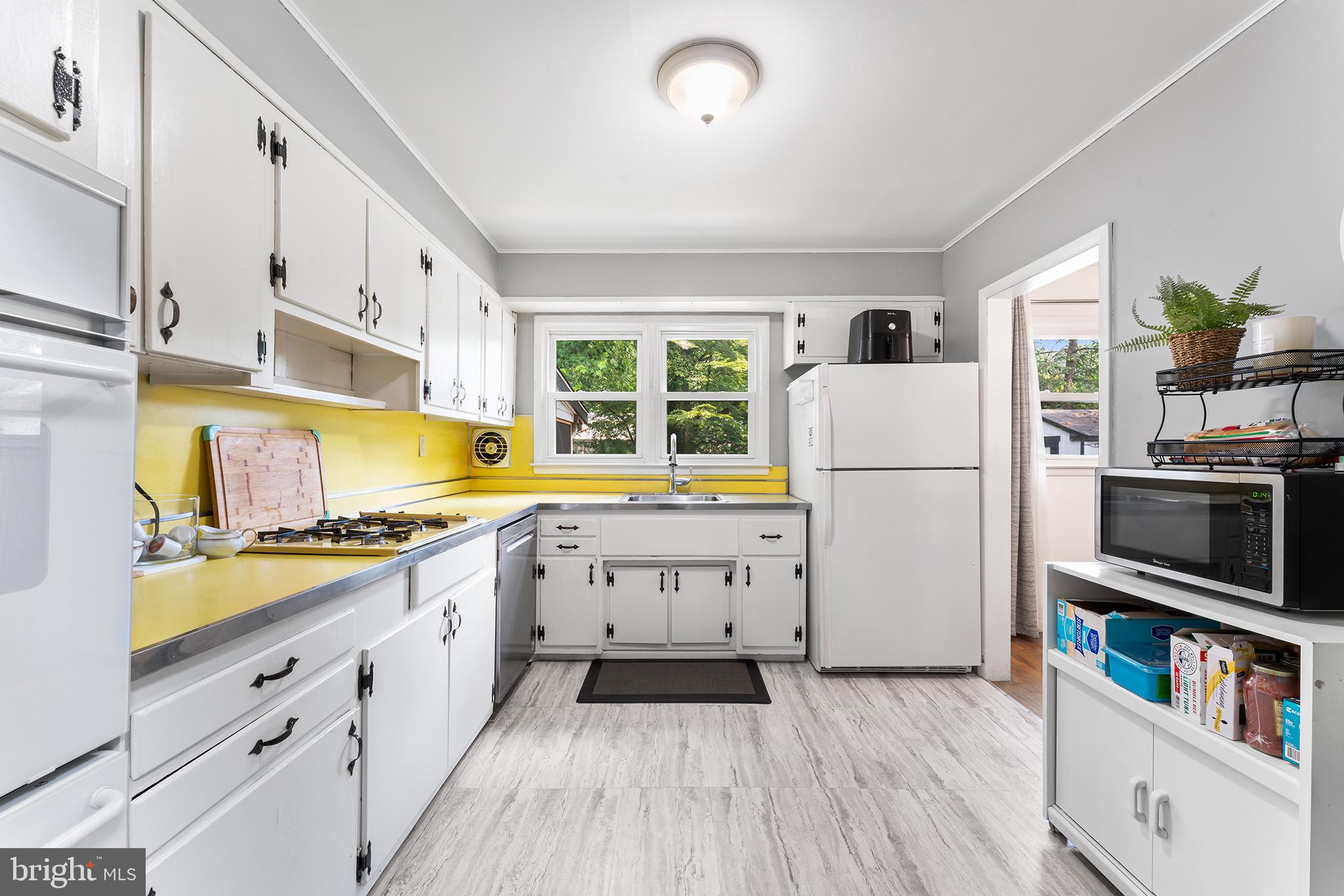 633 Beverly Drive Magnolia, NJ 08049 - Photo 7 of 30