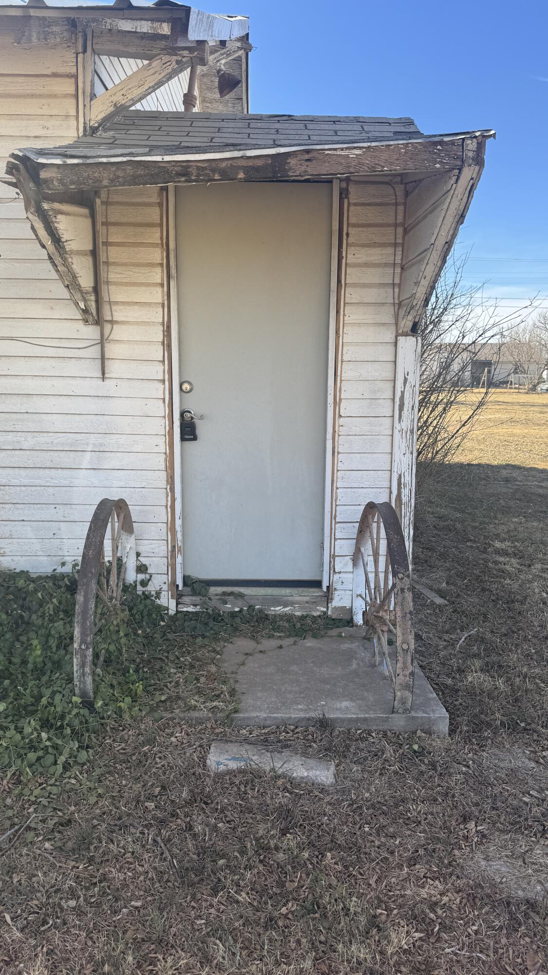 311 11th Street Ralls, TX 79357 - Photo 15 of 21 a front view of a house with garden