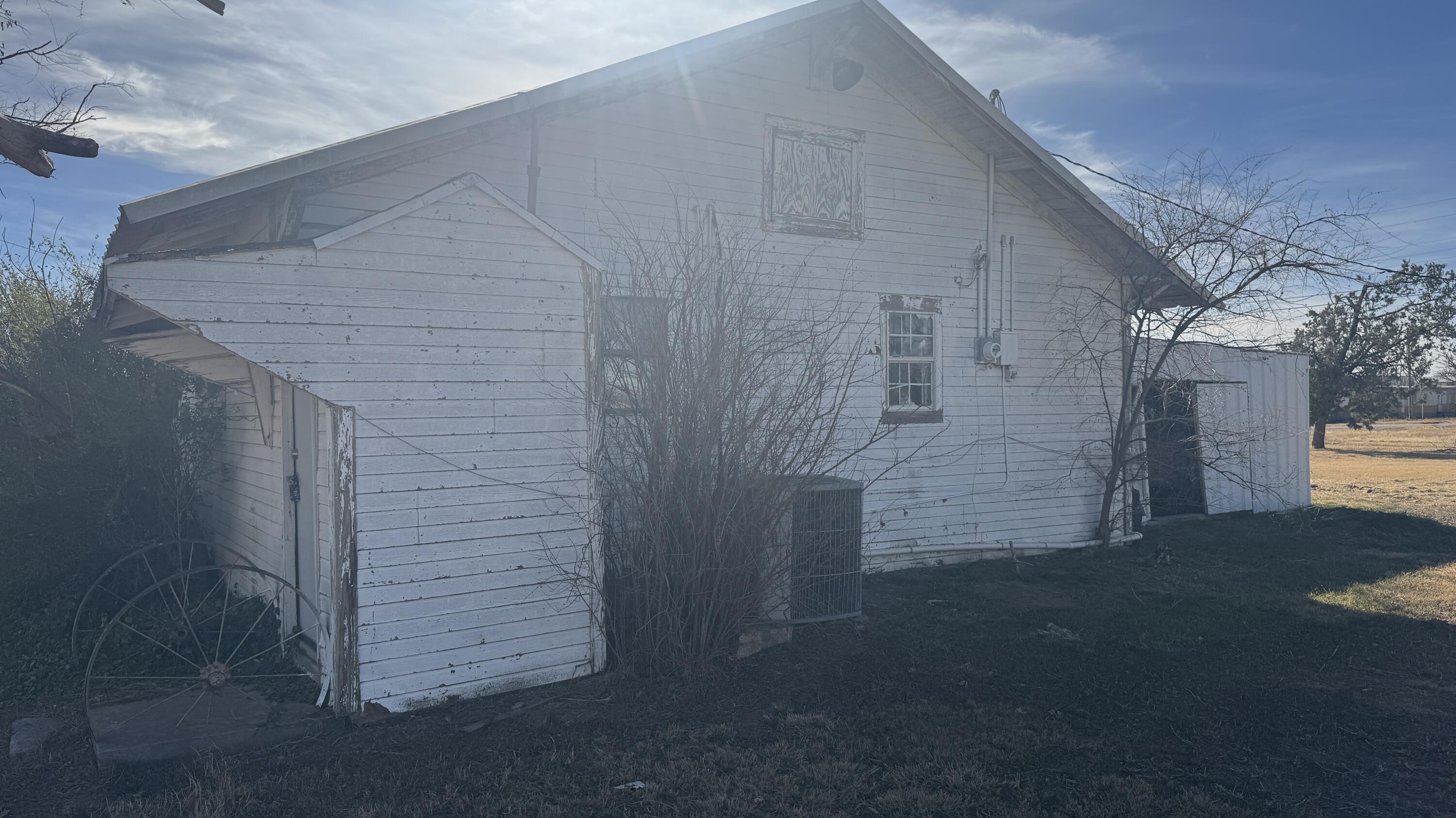 311 11th Street Ralls, TX 79357 - Photo 17 of 21 a backyard of a house