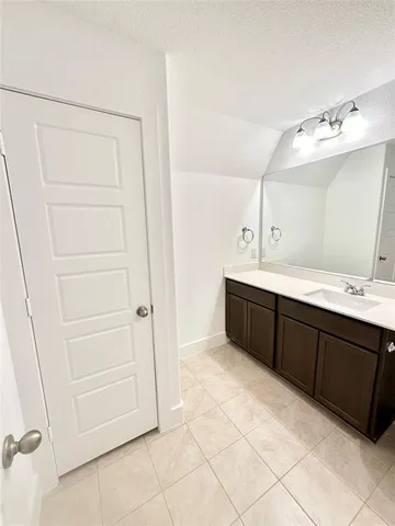 an empty room with a ceiling fan & a window