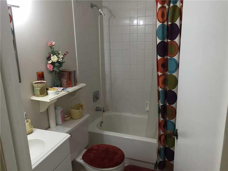 8272 Irongate Place Boca Raton, FL 33433 - Photo 8 of 15 Bathroom