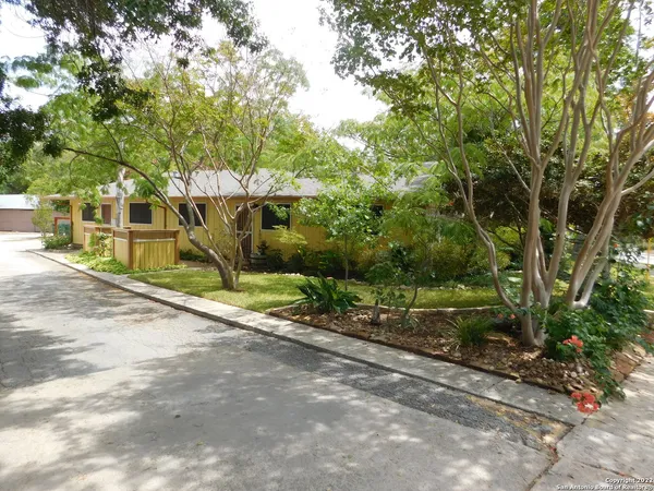 $1,550 | 414 Kings Court, Unit B, San Antonio, TX 78212