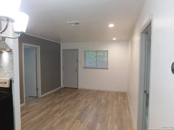 $1,550 | 414 Kings Court, Unit B, San Antonio, TX 78212