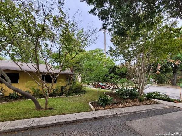 $1,550 | 414 Kings Court, Unit B, San Antonio, TX 78212