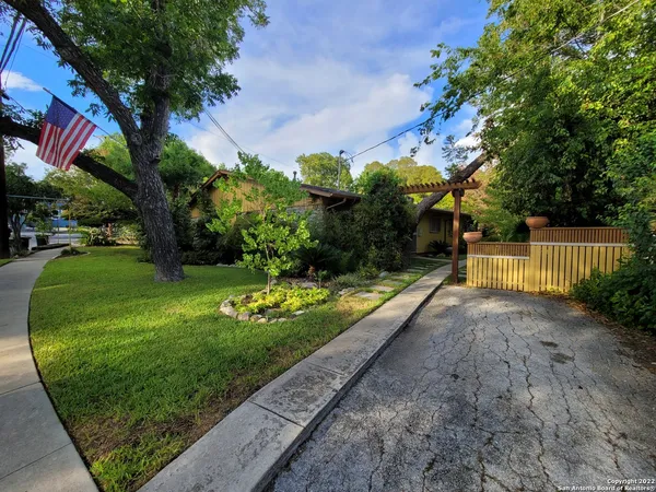 $1,550 | 414 Kings Court, Unit B, San Antonio, TX 78212