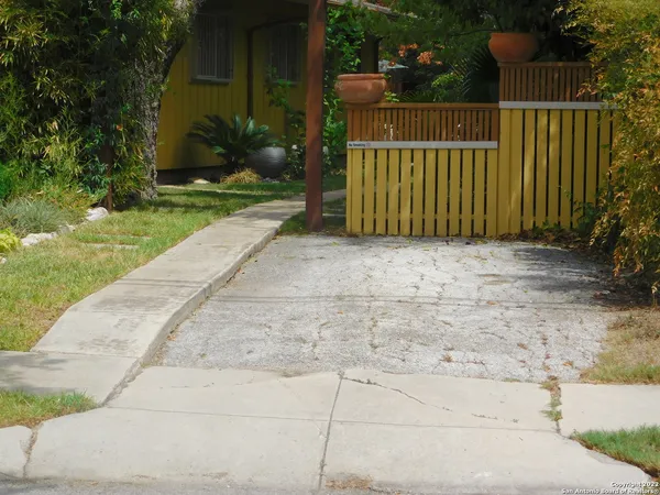 $1,550 | 414 Kings Court, Unit B, San Antonio, TX 78212