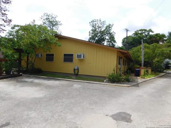 $1,550 | 414 Kings Court, Unit B, San Antonio, TX 78212