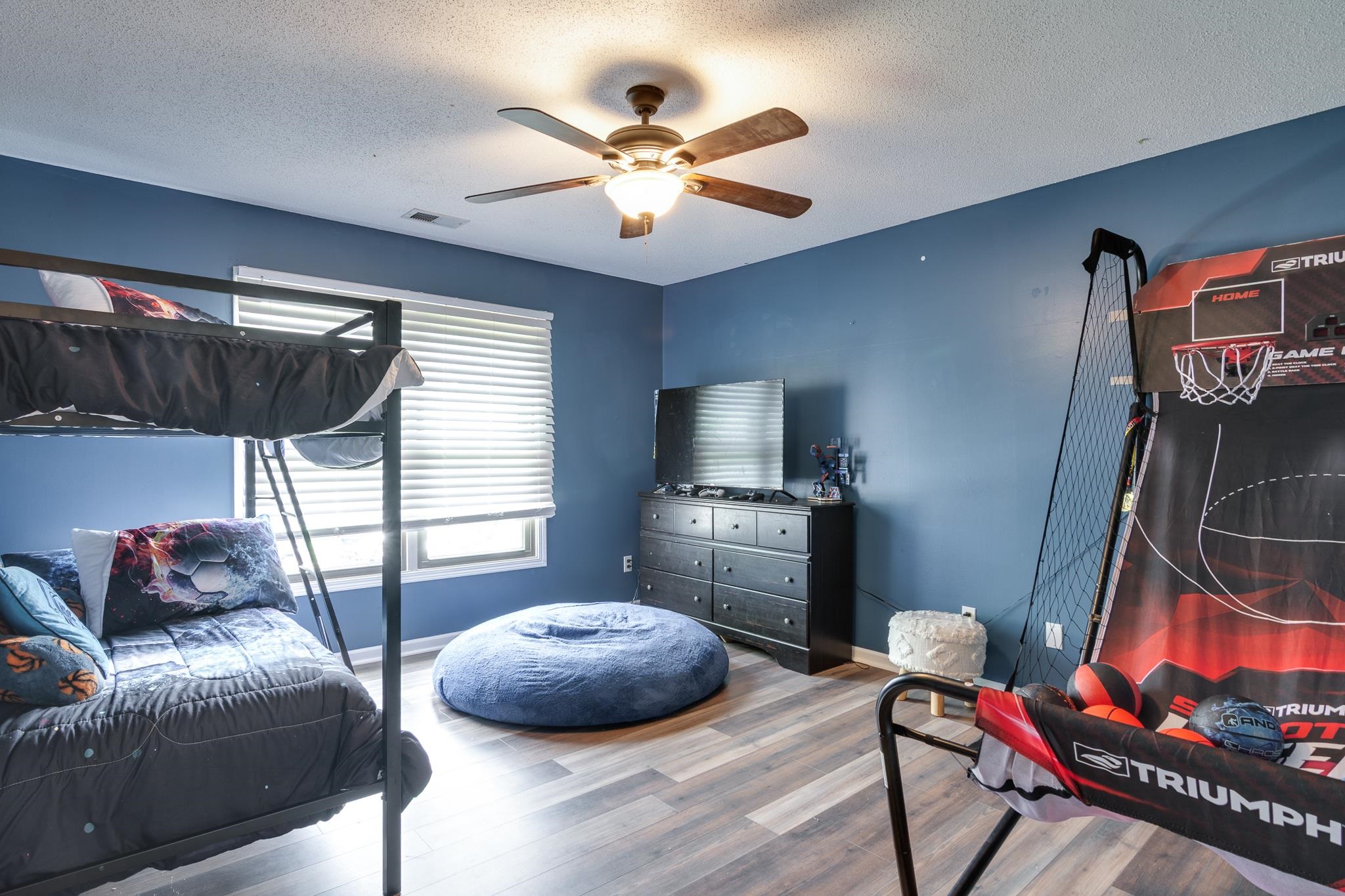 779 Early Earner Cove Collierville, TN 38017 - Photo 19 of 29 Spacious room featuring wood-finish flooring, a ceiling fan with integrated lighting, and a window with horizontal blinds