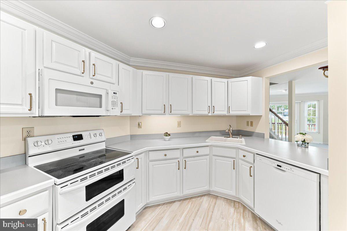 402 Sumner Way West Chester, PA 19382 - Photo 11 of 37 Double door oven and lots of counter space