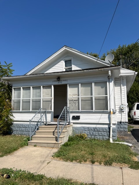 550 5th Avenue Aurora, IL 60505 - Photo 1 of 10 a front view of a house with a yard