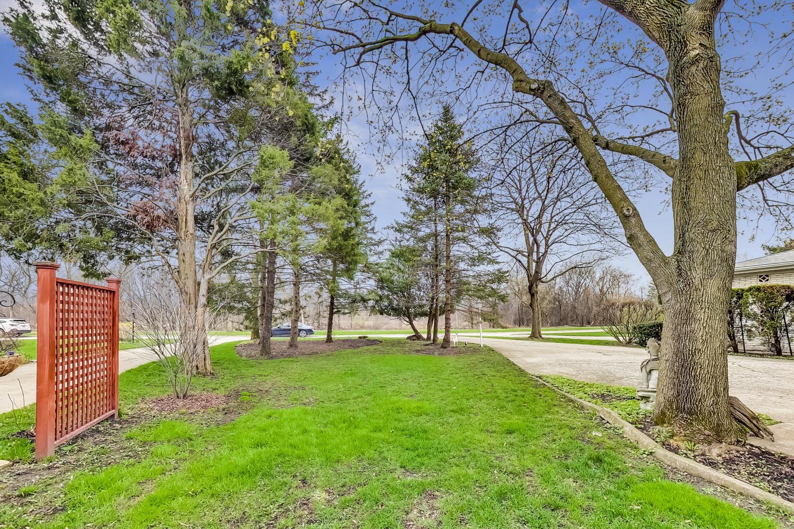 208 Waubansee Road Riverside, IL 60546 - Photo 2 of 38 a view of yard with tree and green space
