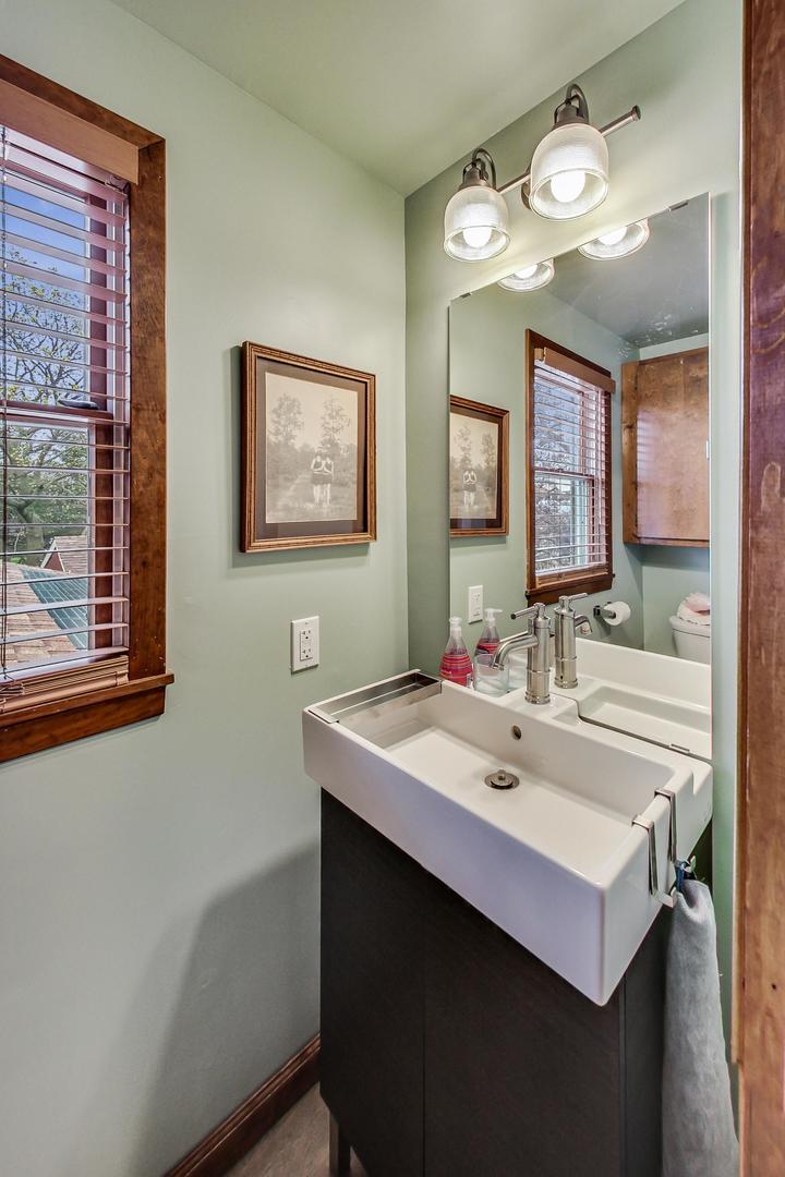 208 Waubansee Road Riverside, IL 60546 - Photo 30 of 38 a bathroom with a sink and a mirror