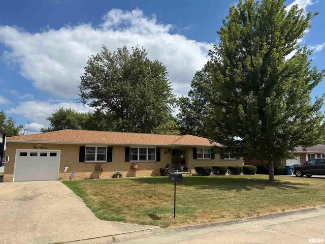 $167,400 | 411 Sunset Drive, Centralia, IL 62801