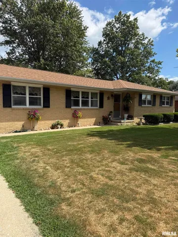 $167,400 | 411 Sunset Drive, Centralia, IL 62801