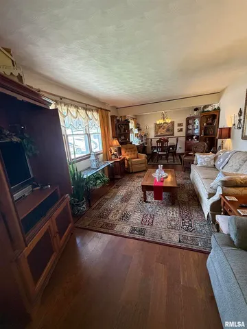 $167,400 | 411 Sunset Drive, Centralia, IL 62801