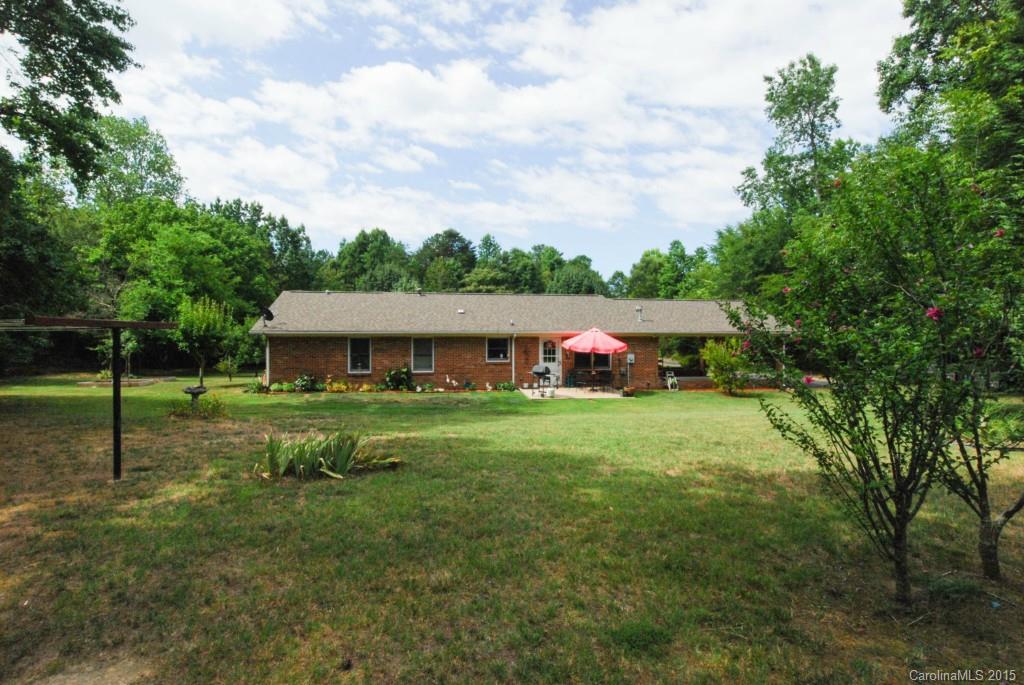 2256 Lawrence Road, Unit 7 Clover, SC 29710 - Photo 14 of 18 a backyard of a house with table and chairs