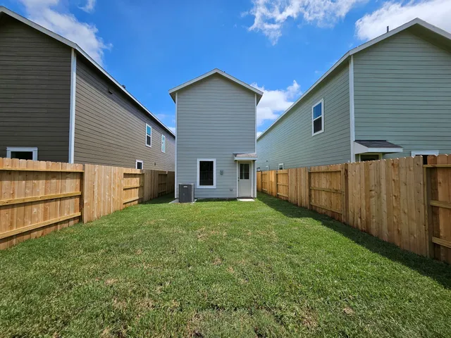 a view of a backyard