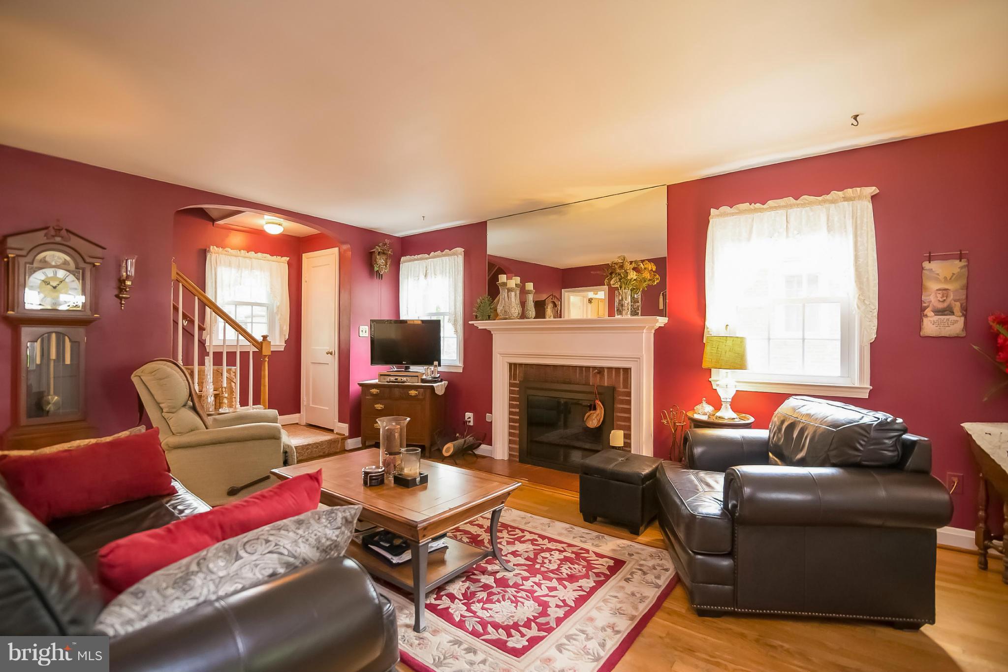 35 Dungarrie Road Catonsville, MD 21228 - Photo 3 of 26 Living Room