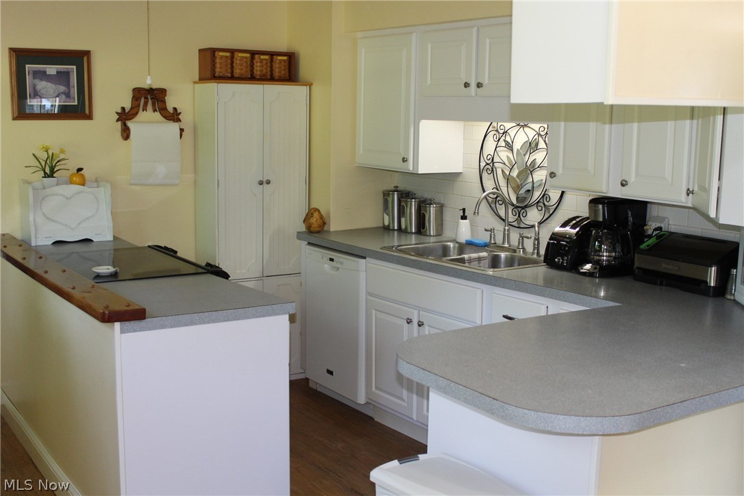 2899 Kendall Road Akron, OH 44321 - Photo 8 of 21 Kitchen with radiant stove top and convection oven.