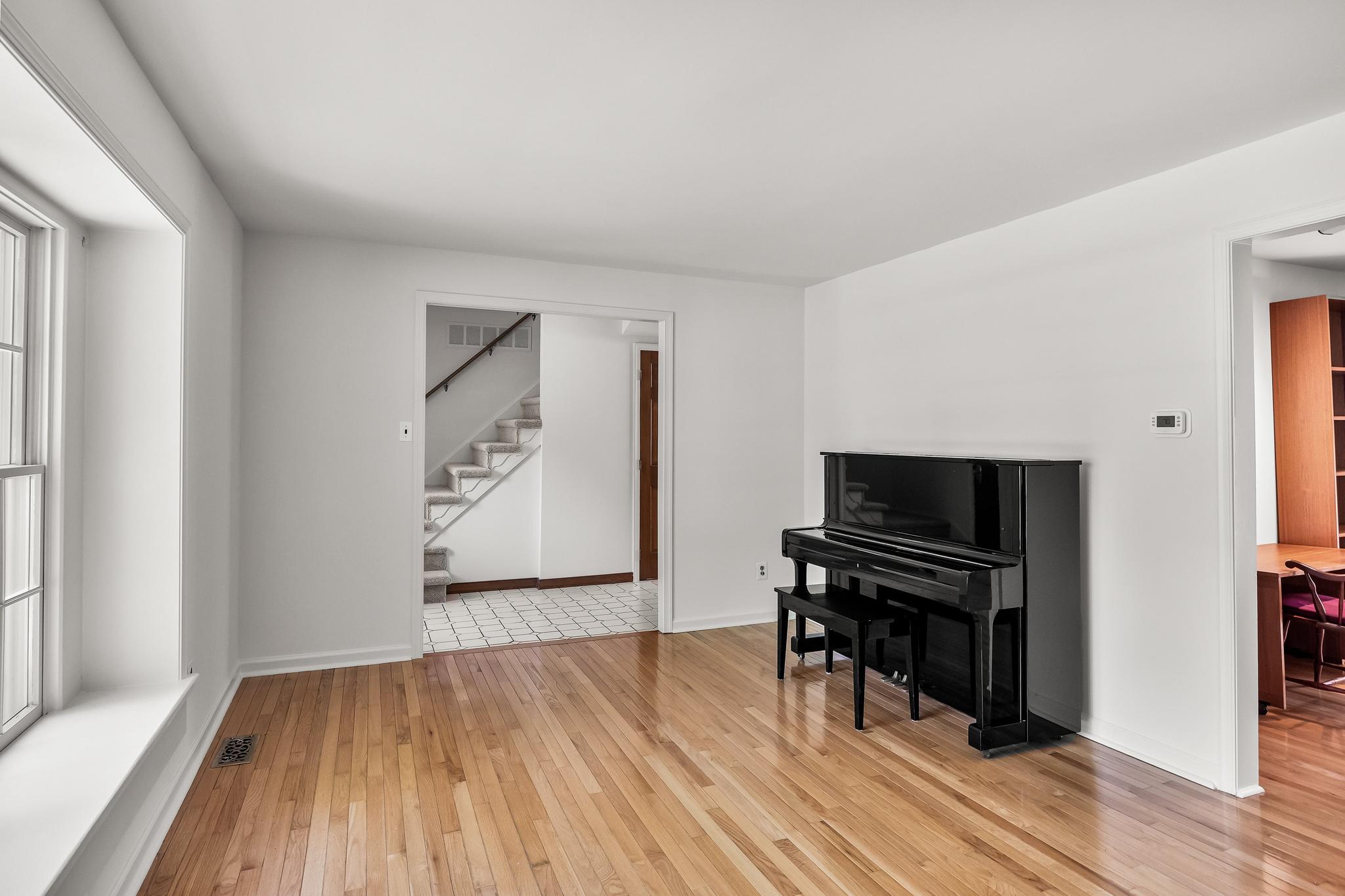 175 Oxford Road Delran, NJ 08075 - Photo 7 of 40 Living Room