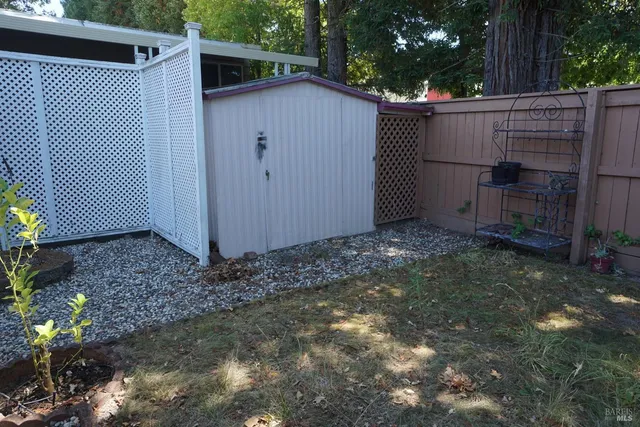 a view of a backyard