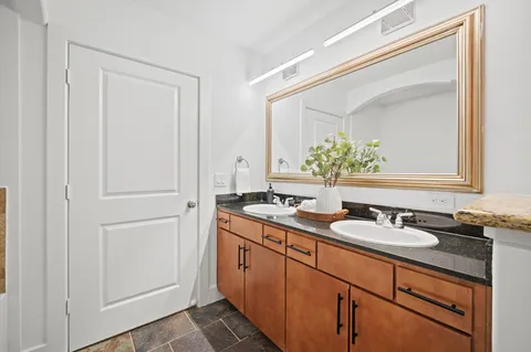 $298,695 | 1901 Post Oak Boulevard, Unit 204, Houston, TX 77056