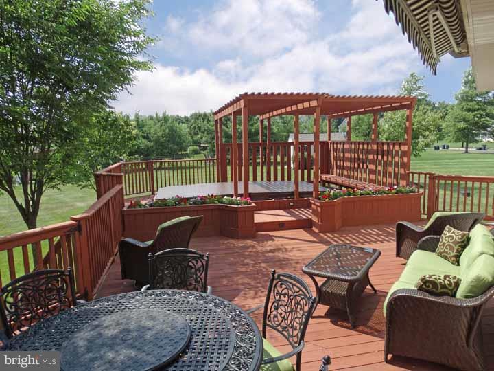 137 Clover Road Warminster, PA 18974 - Photo 20 of 25 Deck