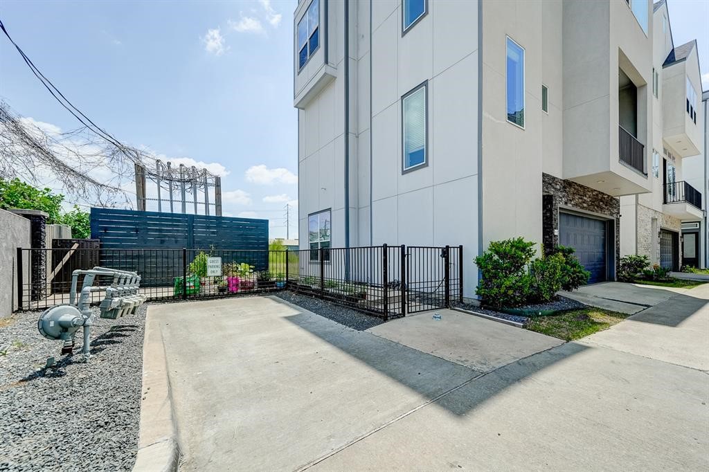 8409 Hempstead Road, Unit A Houston, TX 77008 - Photo 3 of 37