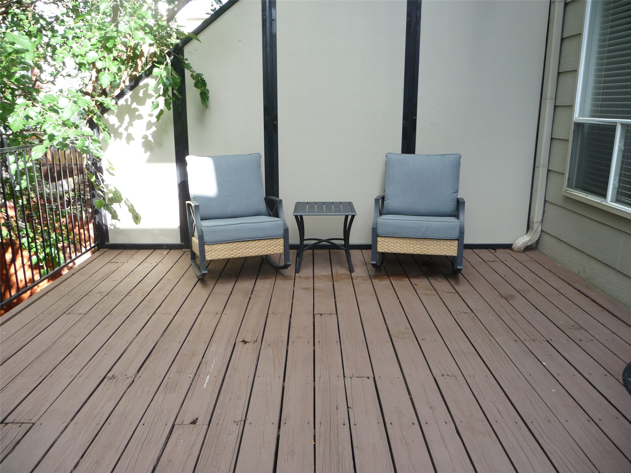 6406 Rodrigo Street, Unit B Houston, TX 77007 - Photo 27 of 27 Sitting area of the second floor patio area.