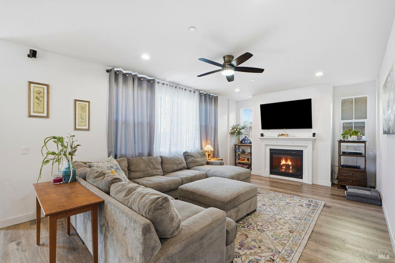 1617 Sorrel Street Santa Rosa, CA 95403 - Photo 3 of 29 Family Great room