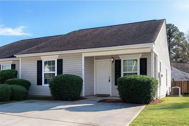 a view of a house with backyard