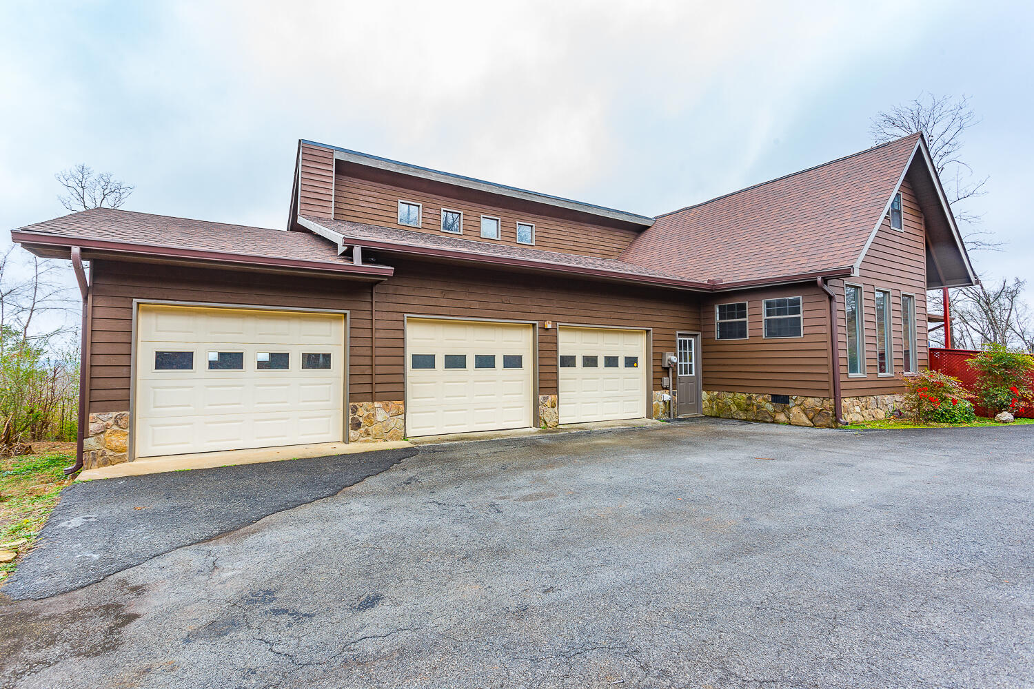 3704 Lantern Ridge Lane Chattanooga, TN 37421 - Photo 8 of 33 3704 lantern Ridge Lane HD -exterior gar