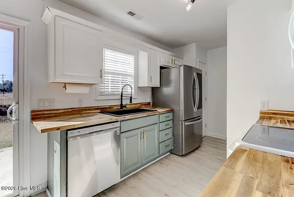 $300,000 | 215 Woodbine Terrace, Burgaw, NC 28425