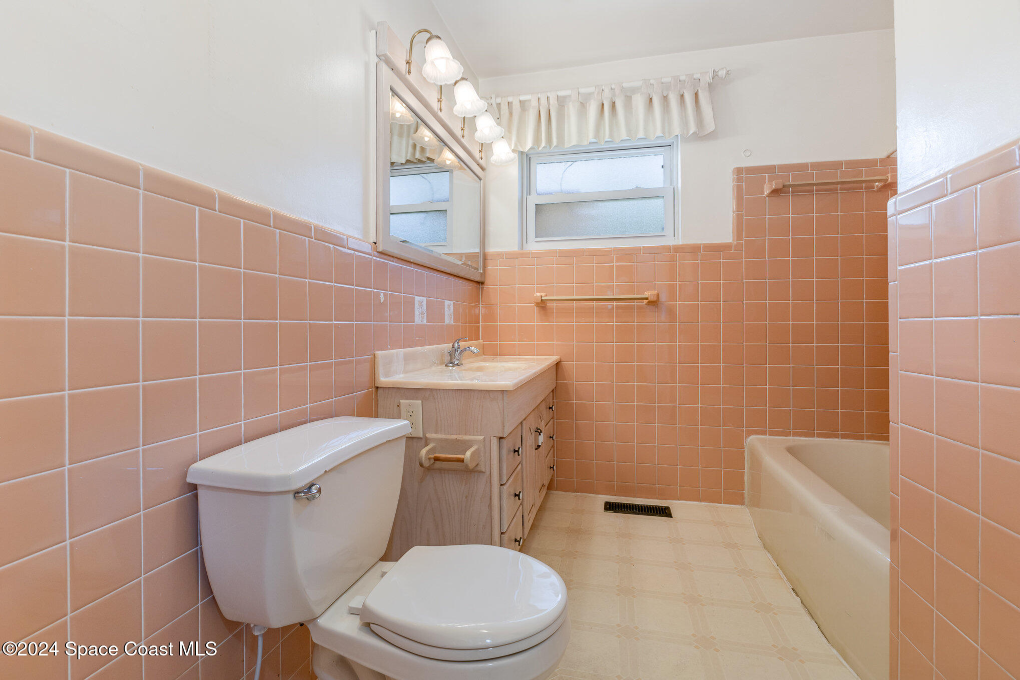 2502 South Ruffner Road Melbourne, FL 32901 - Photo 13 of 20 Ruffner Tub Bathroom