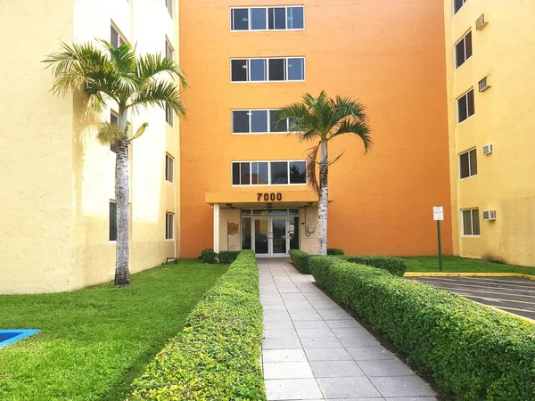 $1,850 | 7000 Northwest 186th Street, Unit 4316, Hialeah, FL 33015
