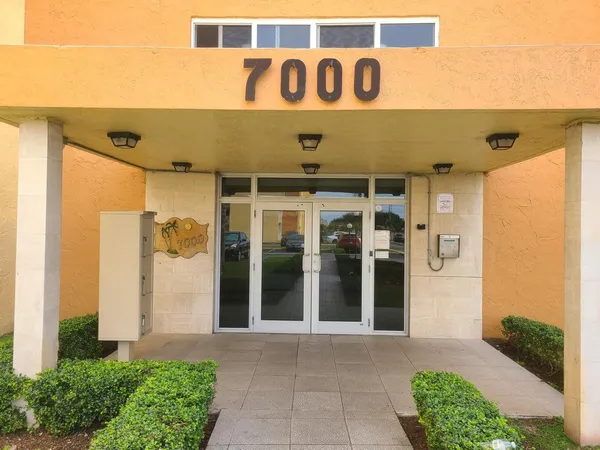 $1,850 | 7000 Northwest 186th Street, Unit 4316, Hialeah, FL 33015