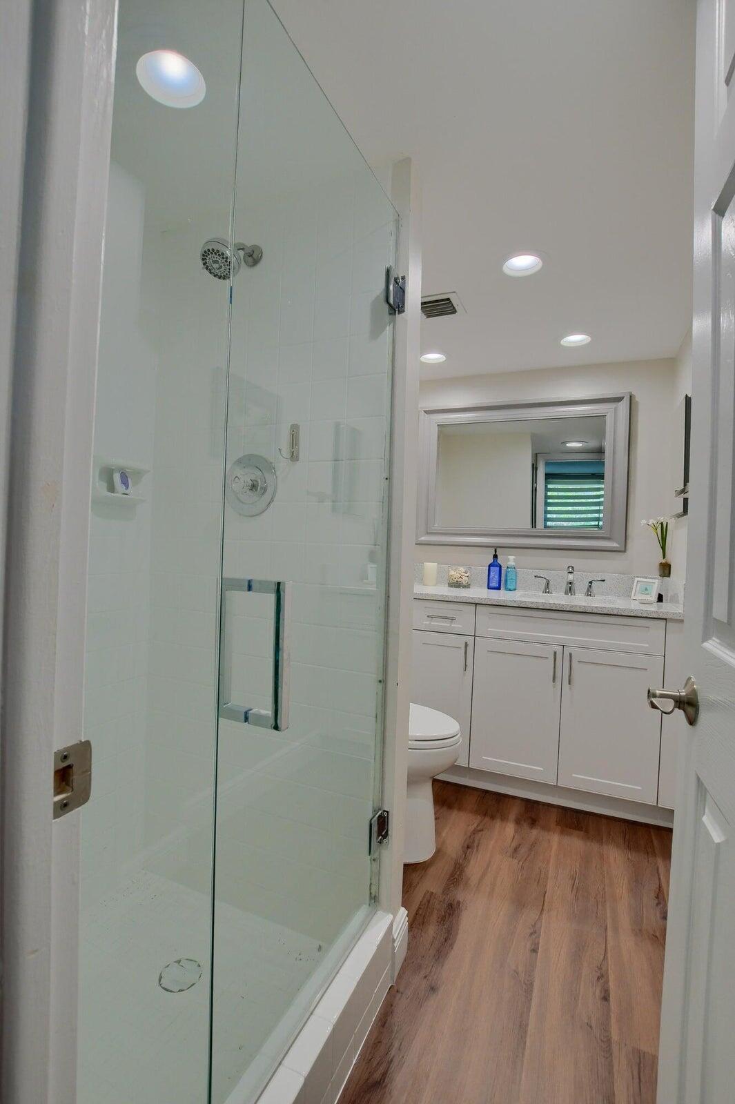 8 Royal Palm Way, Unit 3010 Boca Raton, FL 33432 - Photo 11 of 23 second bathroom