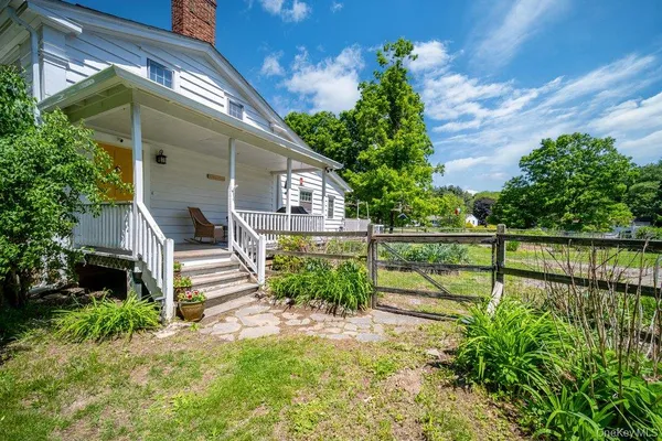 a view of a house with backyard