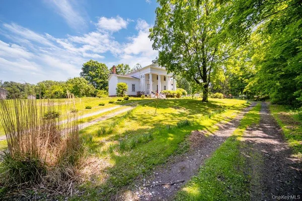 a view of a yard with a house