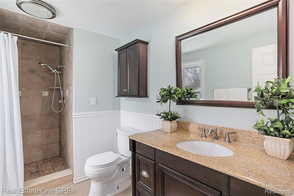 1094 Roslyn Road Grosse Pointe Woods, MI 48236 - Photo 18 of 41